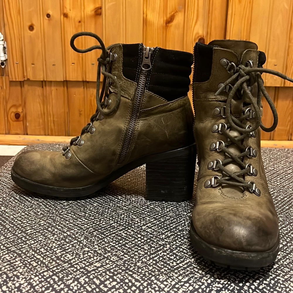 Kork - Ease Lace-Up Heeled Ankle Boots in Olive /Brown